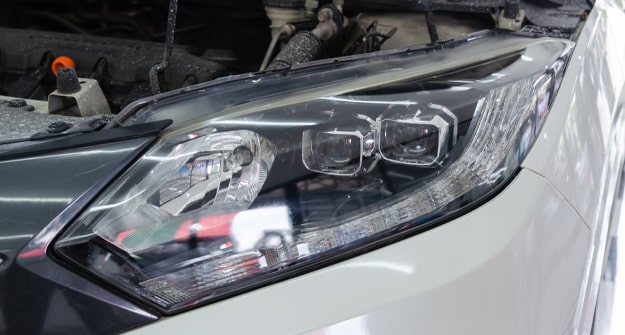 Polerowanie i czyszczenie reflektorów samochodu - po