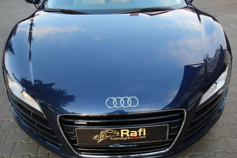 Zbliżenie na błyszczącą maskę Audi r8 po wykonym detailingu
