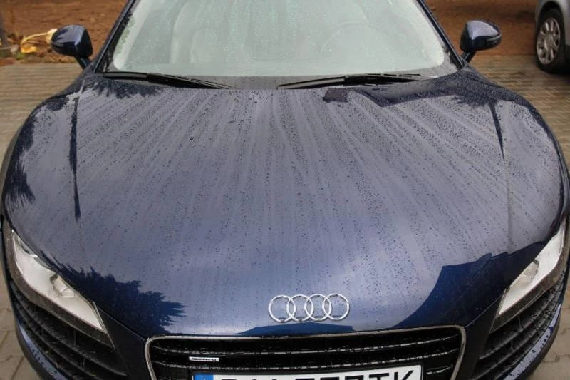 Audi r8 w trakcie mycia karoserii