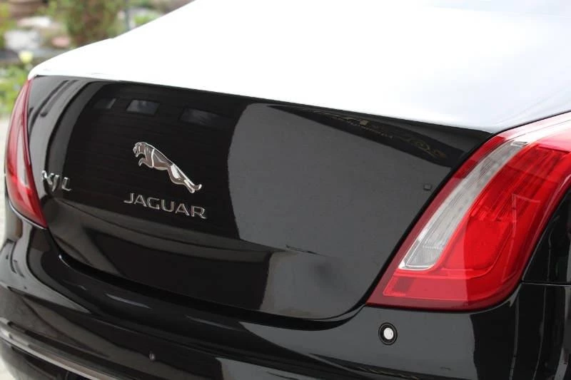 Zbliżenie na tył samochodu Jaguar po przeprowadzonym detailingu