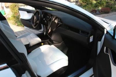 Wnętrze samochodu Tesla po przeprowadzonym detailingu